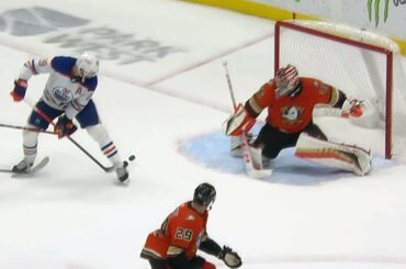 Draisaitl with between-the-legs deflection!