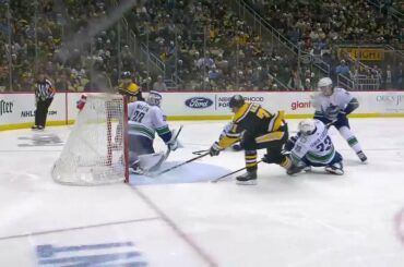 Evgeni Malkin schools Ilya Mikheyev and scores vs Canucks (10 jan 2023)