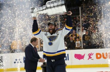 St. Louis Blues raise the Stanley Cup for the first time in franchise history!