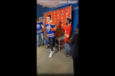 Klim Kostin GIVES HIS OILERS JERSEY to FLAMES FAN Jan 26 2023