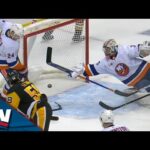 Islanders' Ilya Sorokin Commits Larceny With UNBELIEVABLE Paddle Save On Kris Letang