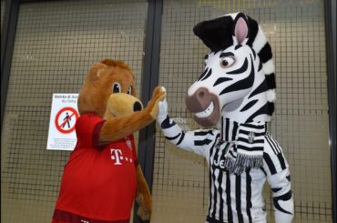 Le mascotte di Juventus e Bayern si incontrano - Fair play J, fair play Berni