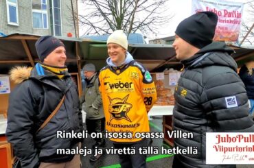 Yhteistyökumppanimme Juho Pulli torilla Saipan maalitykin Ville Meskasen ja Kohon kanssa torilla.