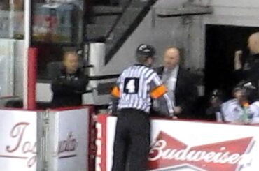 Benoit Groulx (Olympiques) et les arbitres (19 février 2013)