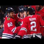 Jonathan Toews knocks home Vinnie Hinostroza's cross ice pass