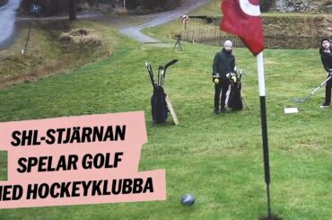 Alexander Holtz spelar golf med hockeyklubba.