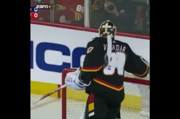 Johnny Gaudreau missed a penalty shot in his return to Calgary and the crowd let him hear it 😳