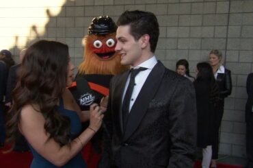 Gritty interrupts Mat Barzal's interview on the red carpet