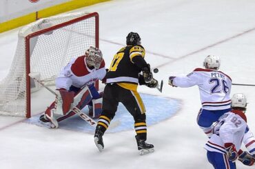 Sidney Crosby juggles puck to bat home unbelievable goal