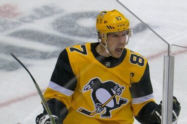 Sidney Crosby scores two terrific goals 1:01 apart for the lead