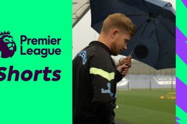 De Bruyne scares Cancelo with an umbrella 😂