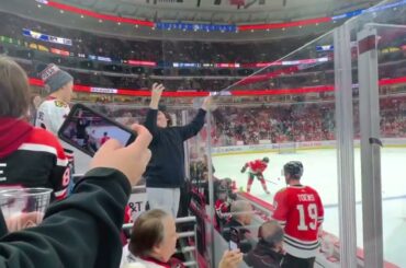 Toews gifting puck to fan | NHL | Lightning VS Blackhawks #toews #kane #kurashev #lightning