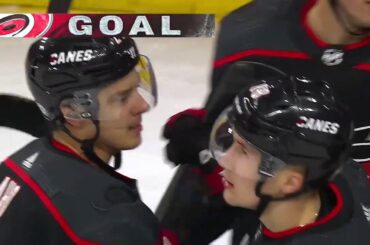 Martin Necas sets up Aho's goal vs Flyers (18 mar, 2023)