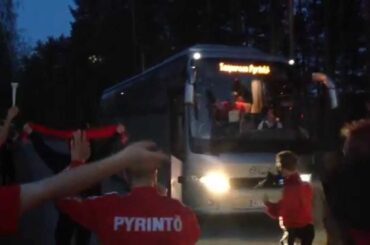 Pyrintö Fan Club pysäyttää joukkueen bussin (18.5.2014)