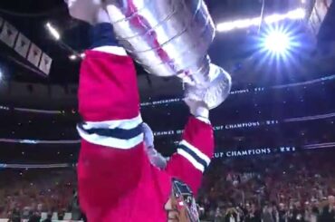 Gotta See It: Toews lifts the Cup, Blackhaws dynasty reigns