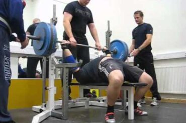 Bench press 200 kg (440 lbs) raw