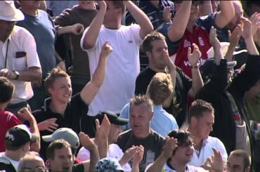 Simon Jones bowls Clarke - Ashes 2005, 3rd Test