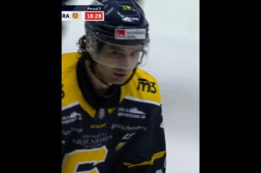 Stelio Mattheos bjuder på hockeygodis.