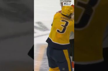 Flyers' Nic Deslauriers, Predators' Jeremy Lauzon drop the gloves in heavy weight bout