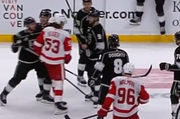 Moritz Seider went to fight 5 Kings players and started a massive fight in the end of period