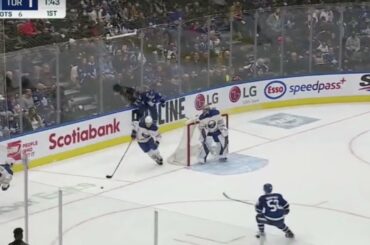 Mitch Marner screams like a GIRL on MIC