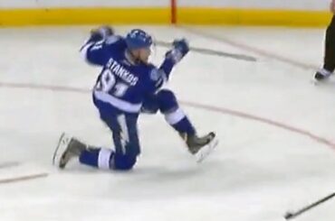 Steven Stamkos blasts in one-timer