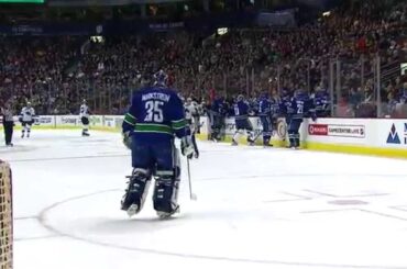 Gotta See It: Canucks' Markstrom pulled in season debut