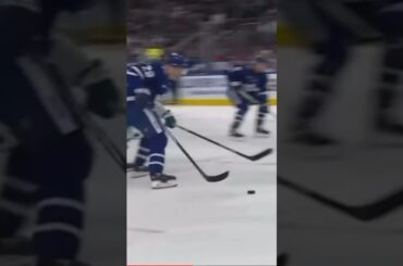 Brilliant technic: one-handed shot (Pontus Holmberg, Toronto Maple Leafs)