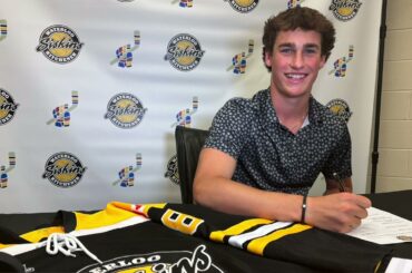 Jacob Middleton signs with the K-W Siskins for the 2024-2025 season