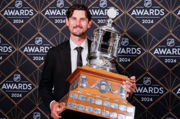 Connor Hellebuyck wins his 2nd Vezina! ✈️✈️