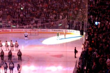 Toronto Maple Leafs fans finish singing US anthem after technical difficulties