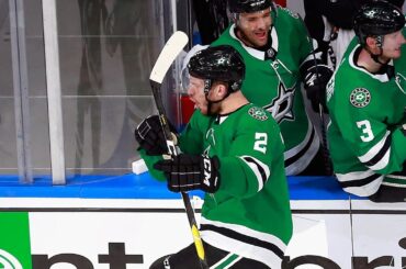 Stars score in final minute to take Game 2