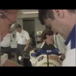 Vídeo Raro, Ayrton Senna chega em Ímola 1994 e parece inspecionar a coluna de direção da Williams